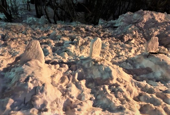 ​На Ямале дети вылепили из снега могильные памятники
