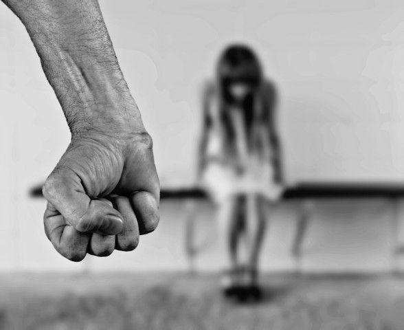 Тюменец надругался над 11-летней дочкой своей сожительницы