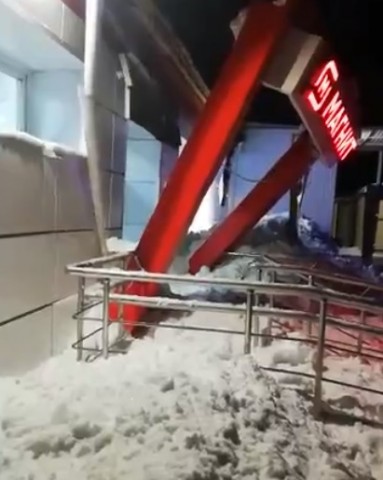 В Омской области снежная лавина разрушила супермаркет «Магнит»