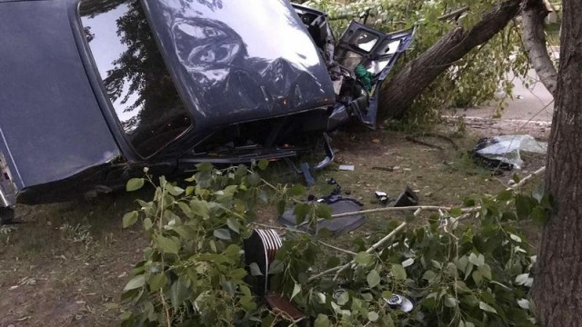 В Сургуте машина врезалась в дерево: три человека пострадали