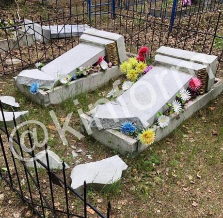 В ХМАО вандалы устроили погром на кладбище