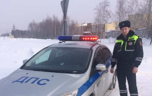Сургутские госавтоинспекторы не дали водителю замёрзнуть на трассе под Фёдоровским