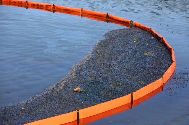 В Сургуте обнаружен разлив нефтепродуктов на реке Сайме