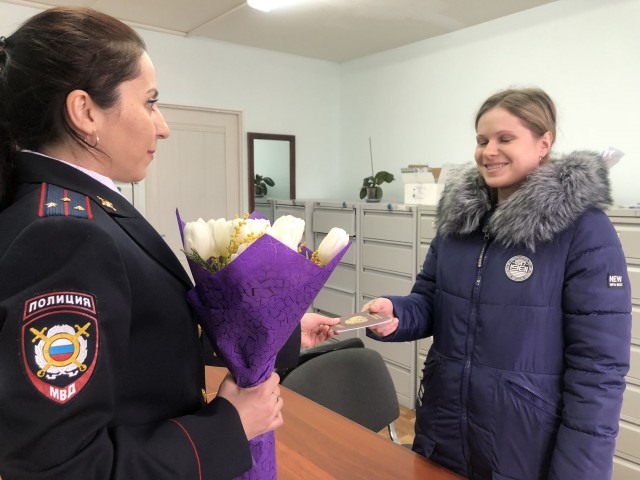Полицейские Сургутского района Сургутскому району поздравили женщин с 8 Марта