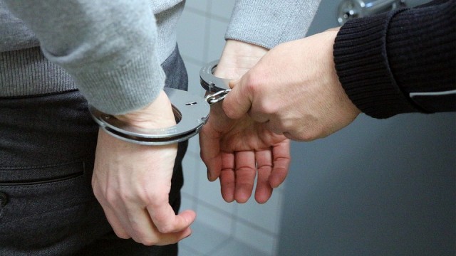 Жителя Сургута осудили за избиение полицейского