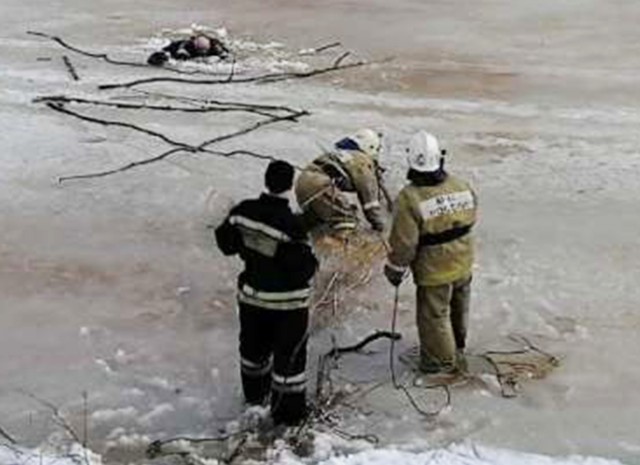 МЧС предупреждает жителей Сургутского района избегать хождения по весеннему льду