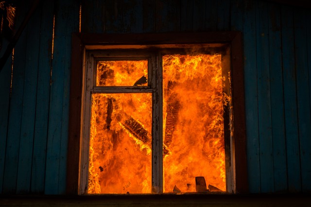 Из горящего дома в Сургутском районе эвакуировали пятерых человек