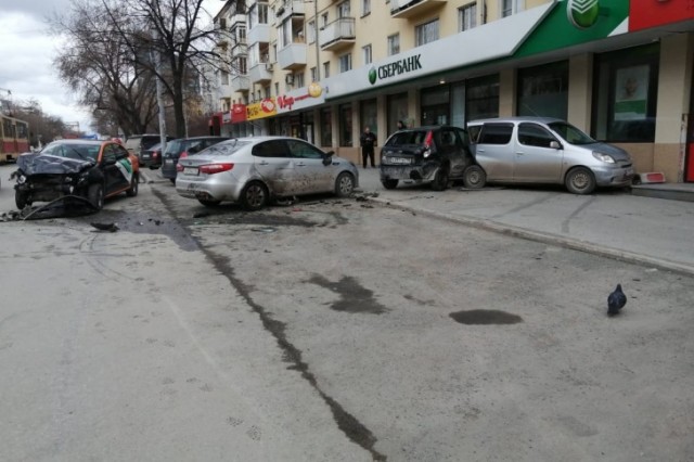В Екатеринбурге кашеринговое авто протаранило ряд машин