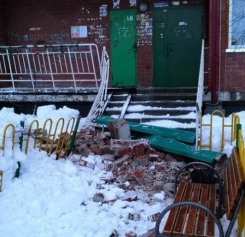 В Лянторе в одном из домов обрушилась часть кирпичного фасада