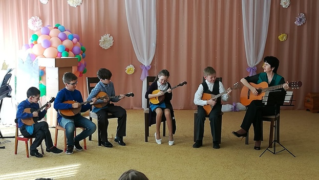 Дети – детям: воспитанники Нижнесорымской ДШИ устроили концерт для дошколят