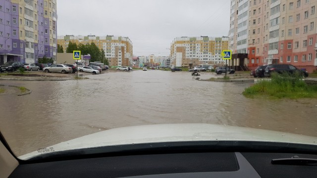 В городах Югры из-за непогоды разлился потоп