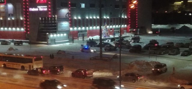 В Сургуте из-за угрозы взрыва экстренно эвакуировали ТЦ «Агора»