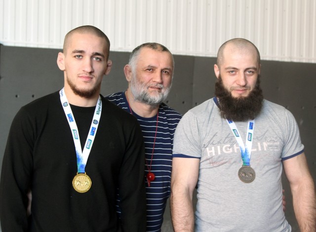 Борцы из Сургутского района вернулись с победой с чемпионата УРФО