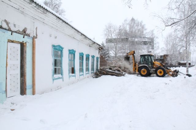 В Ханты-Мансийске разрушили аварийное здание детского сада