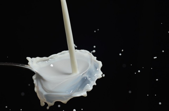 Школьников в Югре поили поддельным молоком