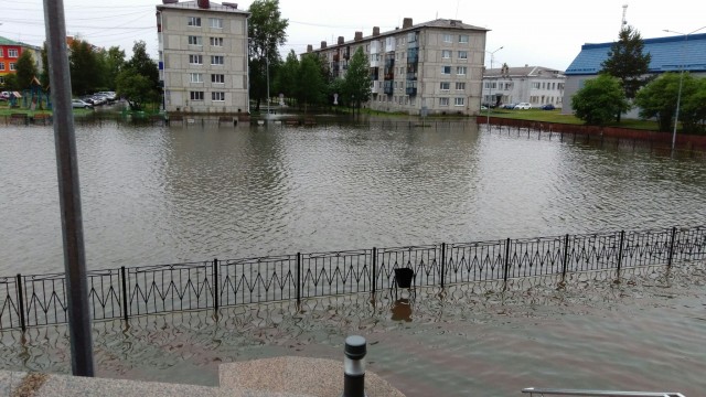 В Югорске вышедший из берегов пруд затопил центр города