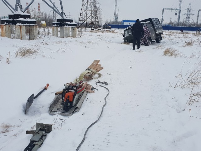 В Нижневартовске под лёд провалились два автомобиля