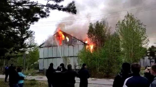 В Сургутском районе сгорел двухэтажный дом