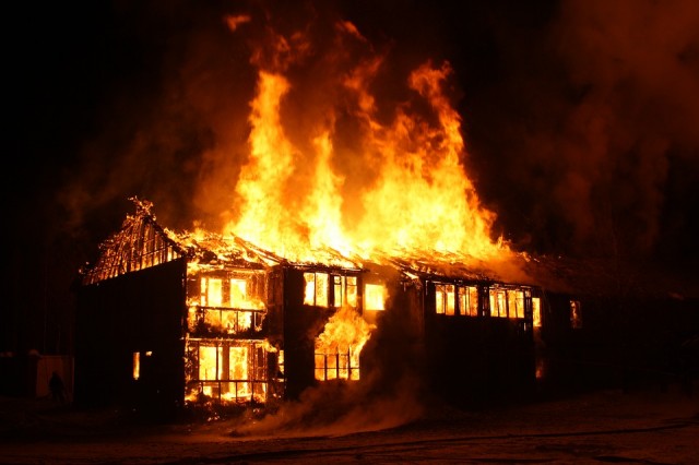 В Сургуте люди прыгали из окон горящего дома‍