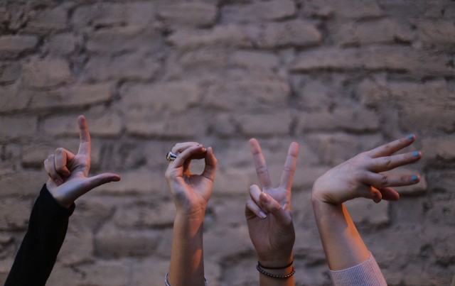 Студенты из Югры разработали переводчик языка жестов