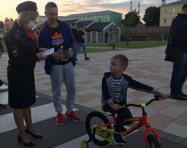 В Туле госавтоинспекторы раздали детям светоотражатели и раскраски В Туле госавтоинспекторы раздали детям светоотражатели и раскраски