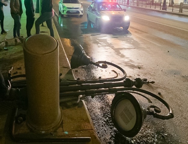 В центре Томска иномарка снесла фонарный столб