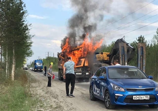 В Сургуте после столкновения загорелся грузовик