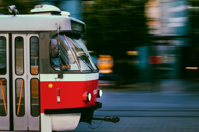 Из-за упавшей в обморок студентки в Екатеринбурге встали трамваи