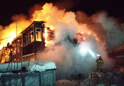 30 человек эвакуировались из горящего жилого дома в Приобье
