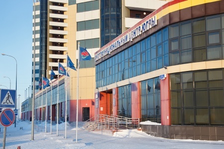 Граждане борются против снега в Ханты-Мансийске