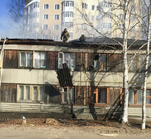 В Нефтеюганске люди выпрыгивали из горящего дома