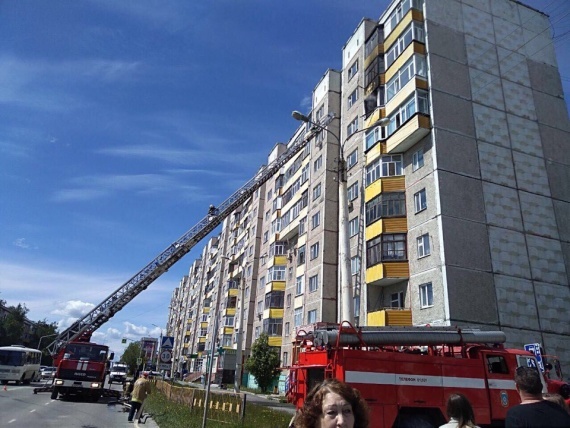 В Нижневартовске пожарные штурмовали 7 этаж, спасая дом от огня
