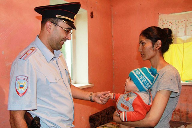 В Хабаровске участковый спас женщину с младенцем