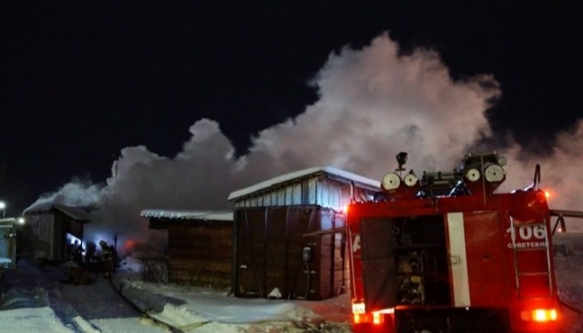 В Югре пожарные спасли мужчину из горящей бытовки