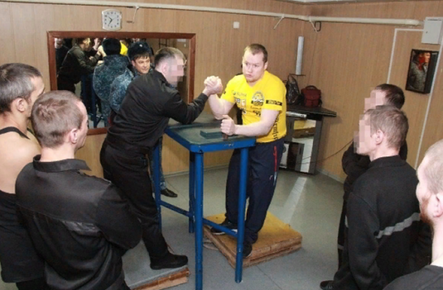 В ИК-11 Сургута чемпион мира по армрестлингу провёл мастер-класс
