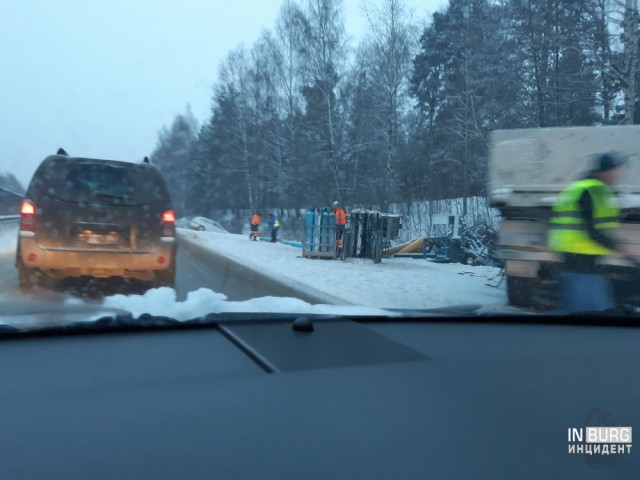 На Урале в ДТП попала фура, гружённая кислородными баллонами На Урале в ДТП попала фура, гружённая кислородными баллонами