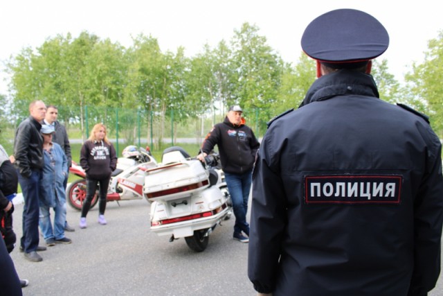 В Сургуте между полицейскими и отдыхающими в парке произошла потасовка