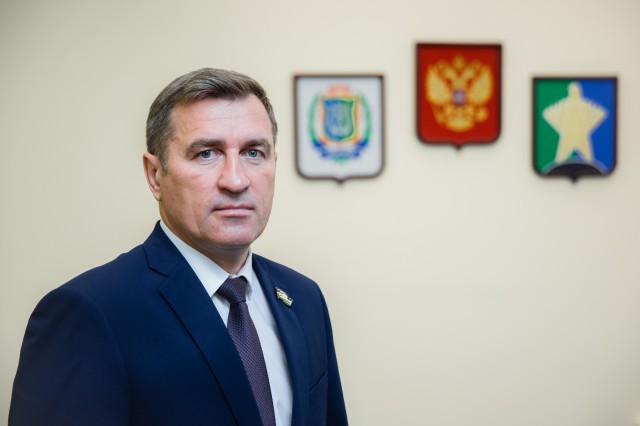 Председатель Думы Сургутского района Анатолий Сименяк поздравил защитников правопорядка