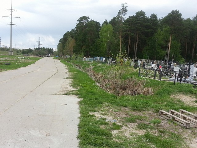 ​На кладбище в посёлке Белый Яр убрали мусор