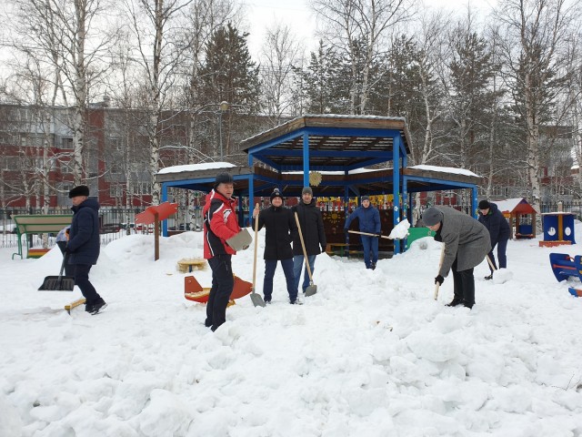 В Сургуте чиновники вышли чистить снег в детских садах