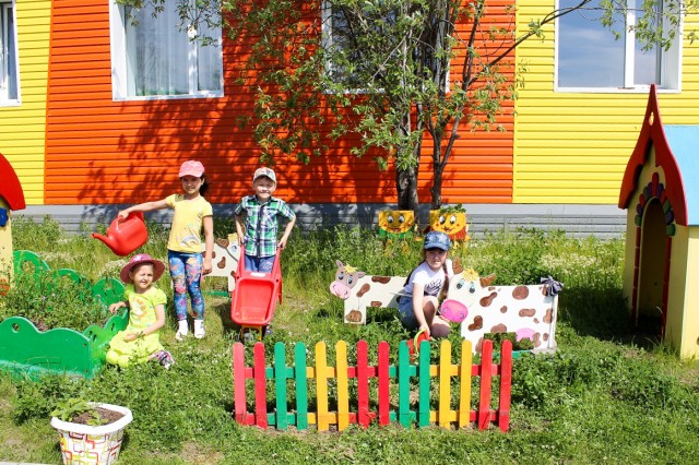 ​Воспитатели детского сада «Белоснежка» в Солнечном проводят развивающие занятия на свежем воздухе