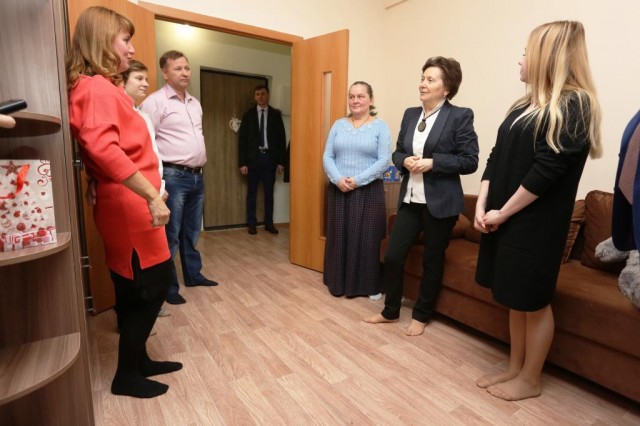 С новосельем! Губернатор Югры Наталья Комарова побывала в гостях у детей-сирот