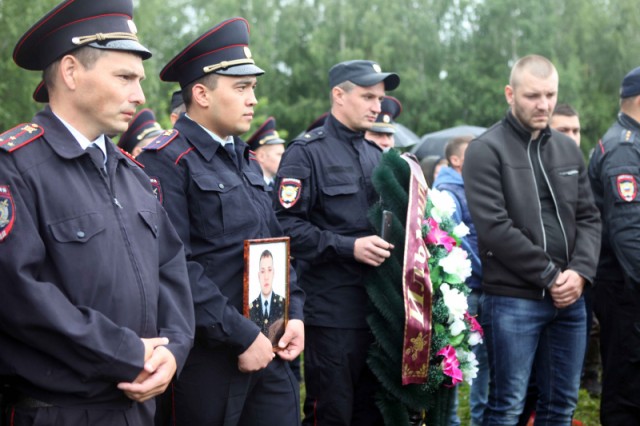 В Башкирии похоронили погибшего в Сургуте полицейского
