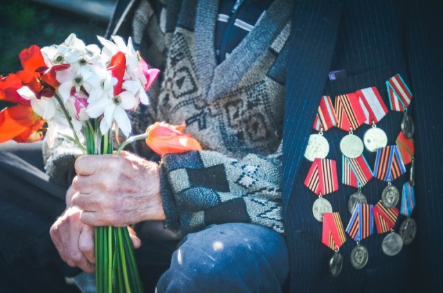 ​Житель Югорска реконструирует медали и фляжки времён ВОВ