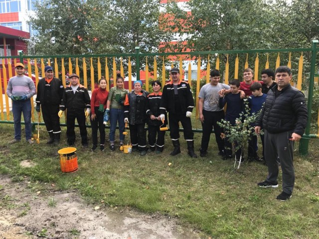 Активисты из Фёдоровского покрасили забор у школы к 1 сентября