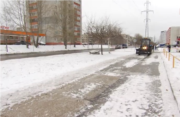 Сургутские дороги завалило снежной «кашей»