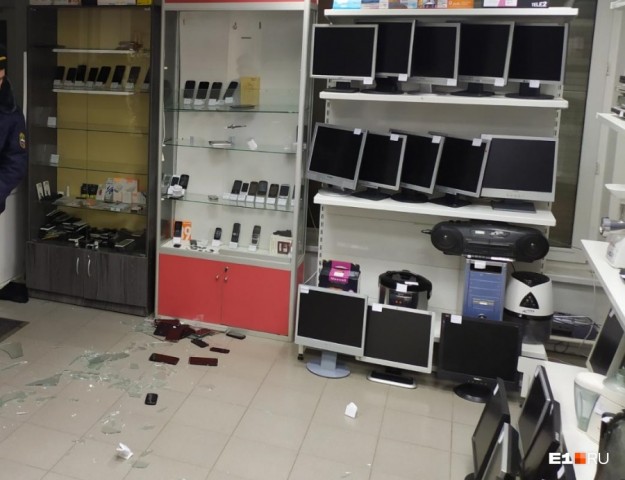 В Екатеринбурге дерзко ограбили комиссионный магазин