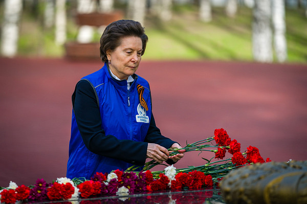 Губернатор Наталья Комарова поздравила югорчан с Днем Победы