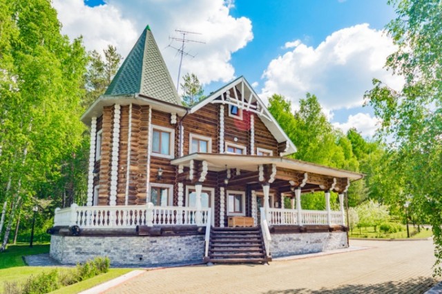 Под Екатеринбургом за 180 млн продают теремок у озера Под Екатеринбургом за 180 млн продают теремок у озера