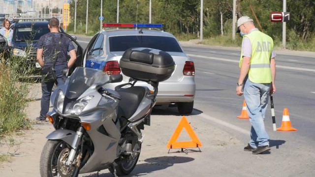 В Сургуте столкнулись мотоцикл и «УАЗ», байкер в больнице
